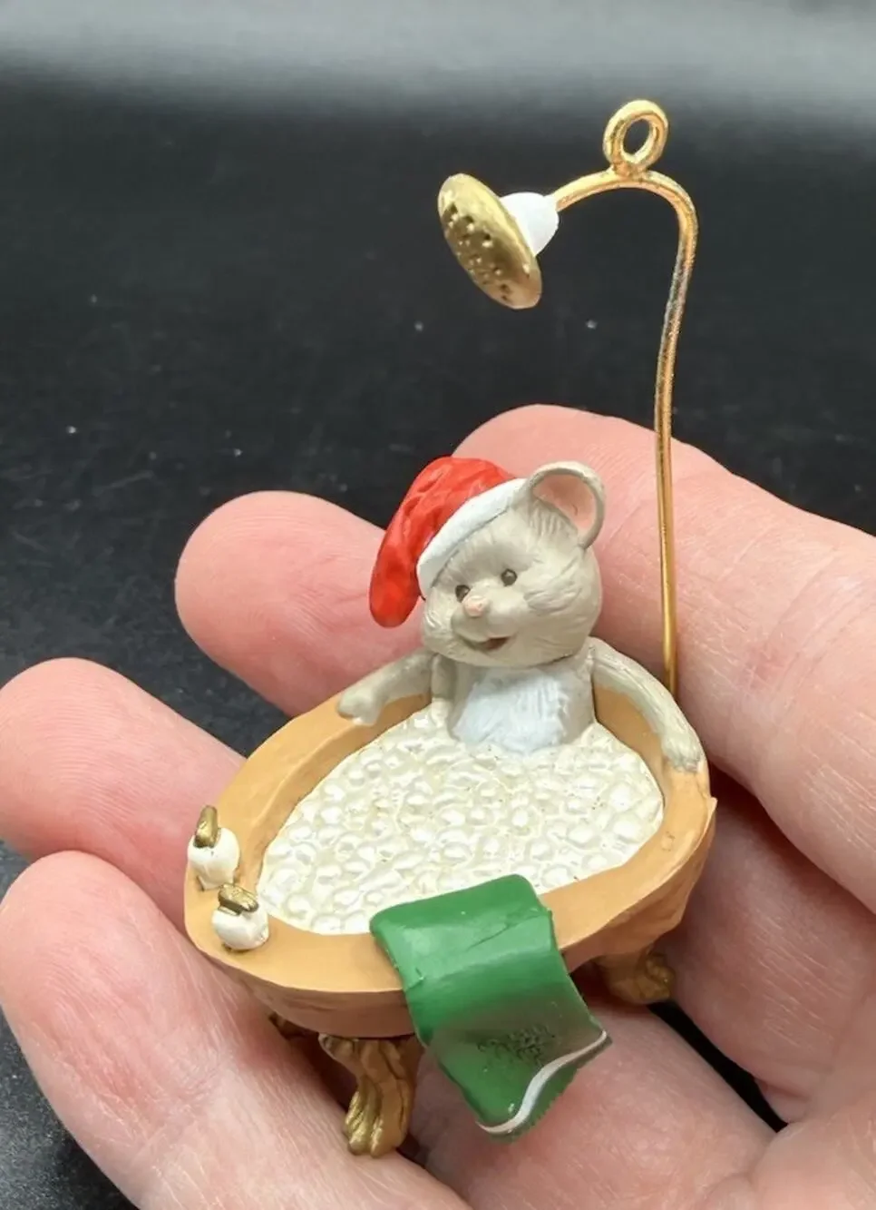 1988 Hallmark Ceramic Mouse in Bubble Bath Walnut Shell Squeaky Clean LO14